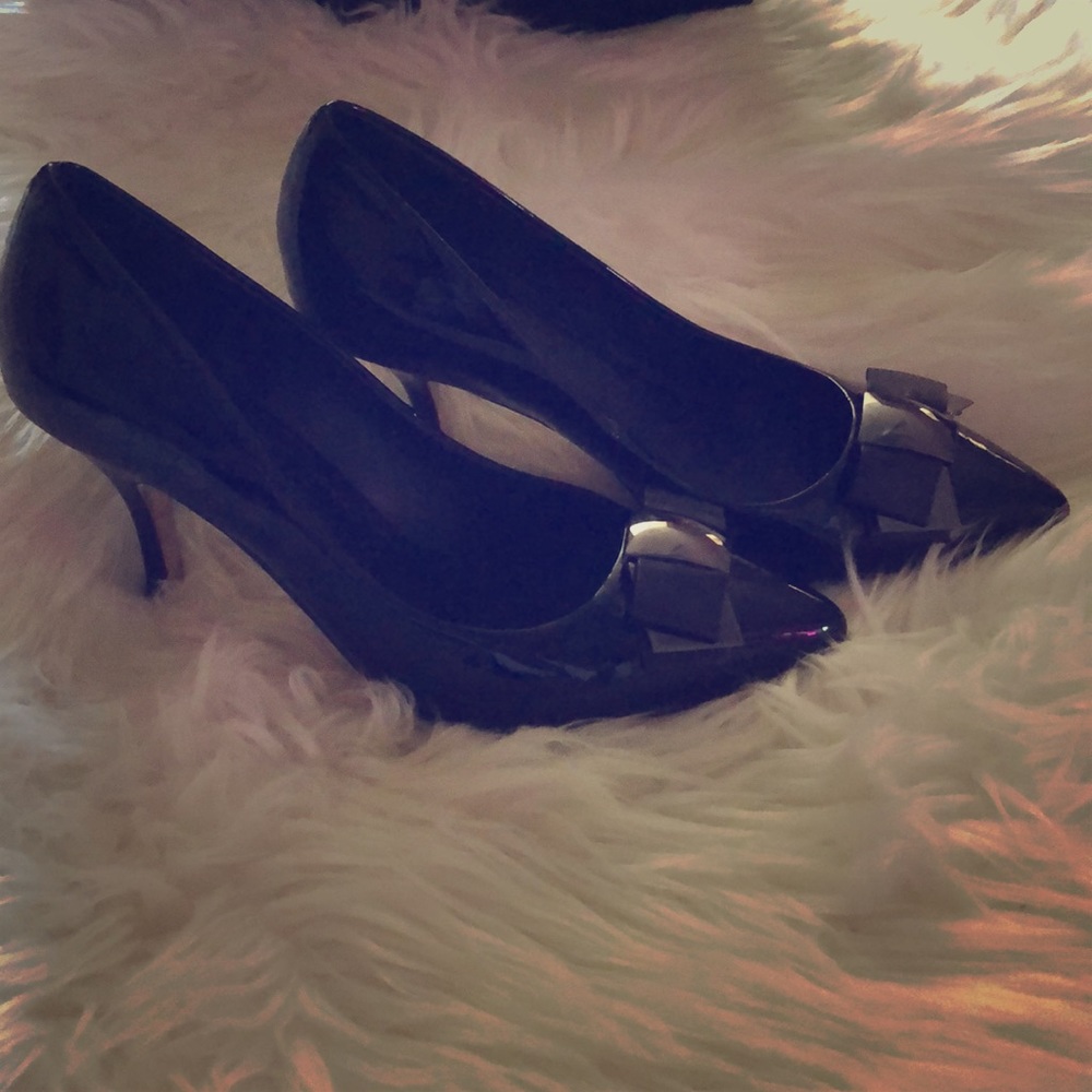 Black patent leather kitten heels 👠